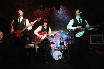 La banda tributo <i>Mersey Beatles</i>, durante su actuación hoy en el club Cavern, en Liverpool.