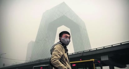 Un ciudadano chino se protege en Pekín, una urbe muy contaminada.