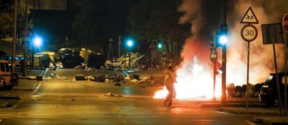 Los incidentes comenzaron en la noche del lunes al martes, cuando ardieron más de 70 contenedores. Los incidentes se extendieron luego por toda la localidad.