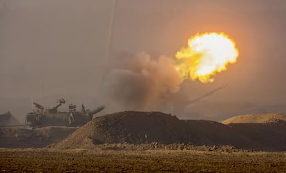 Soldados del ejército israelí disparaban un obús cerca de la frontera con Gaza, este martes. 