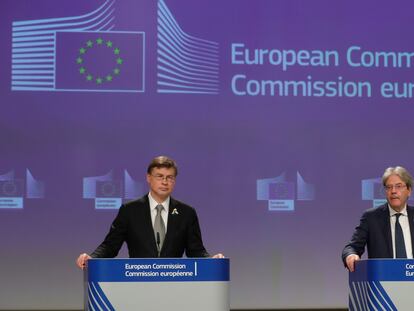 Los comisarios Valdis Dombrovskis (izquierda) y Paolo Gentiloni, durante una rueda de prensa en Bruselas el 18 de mayo.