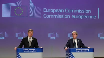 El comisario europeo de comercio, Valdis Dombrovskis, y el comisario europeo de Economía, Paolo Gentiloni.