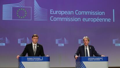 El comisario europeo de comercio, Valdis Dombrovskis, y el comisario europeo de Economía, Paolo Gentiloni.