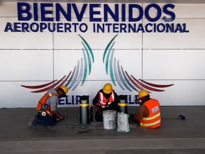 Miembros del Ejército de México trabajan en los detalles finales de construcción del Aeropuerto Internacional "General Felipe Ángeles".