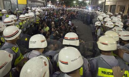 Cerco de policiais a manifestantes.