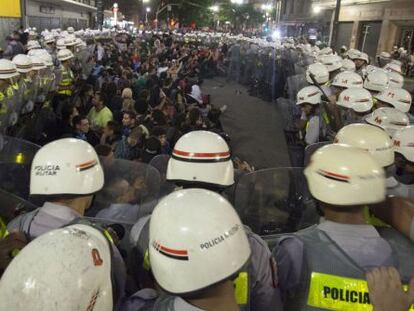 Cerco de policiais a manifestantes.