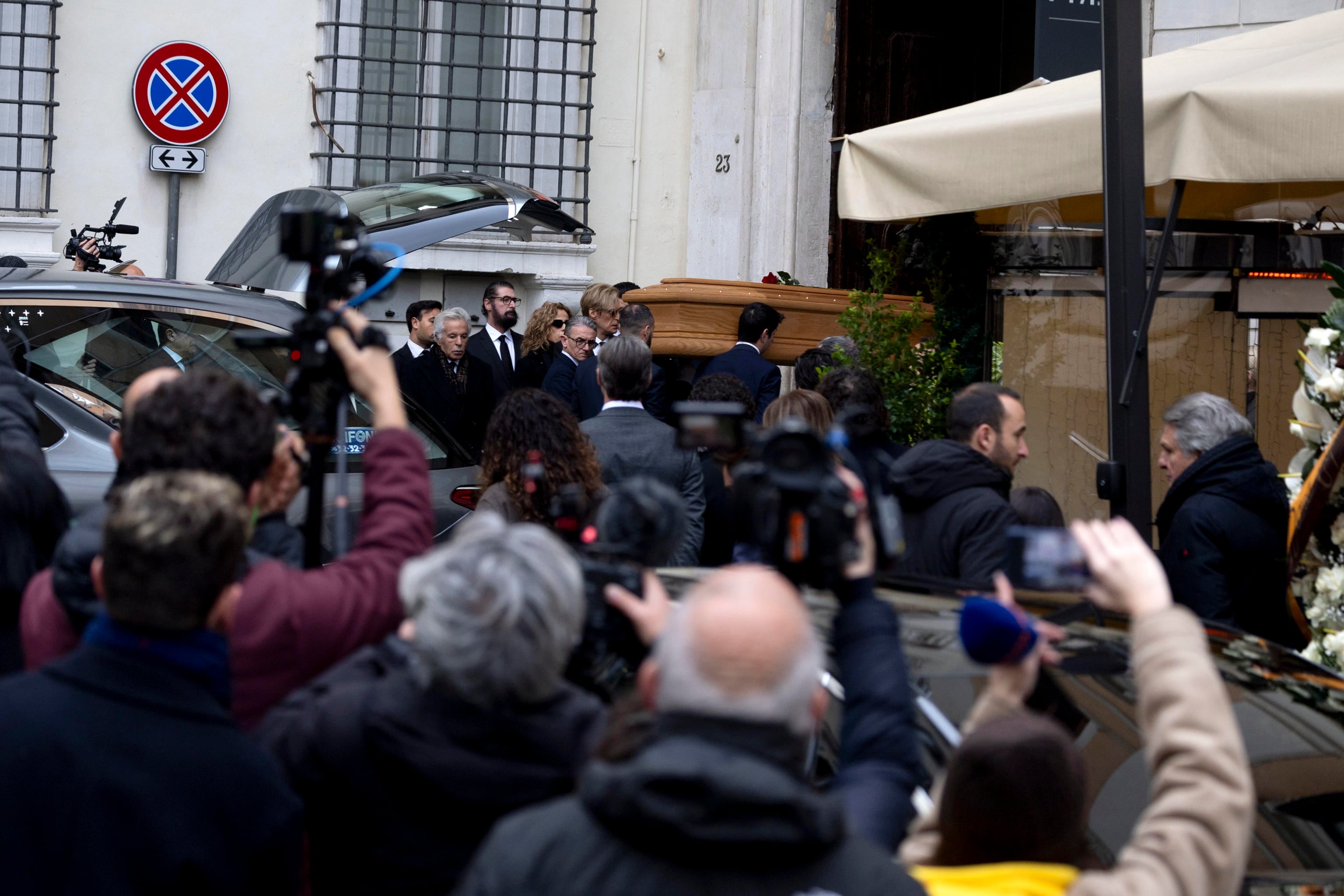 Capilla di Valentino a Roma in fiamme: immagini