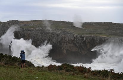 Los bufones de Pría, durante el temporal Amelie. Estas formaciones geológicas originadas por el efecto de la erosión del mar y la lluvia en la roca están situados en la localidad de Llames que fue de las más perjudicadas por el temporal que duró hasta el lunes.