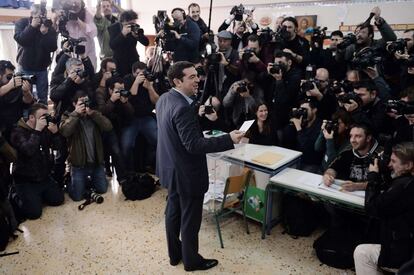 El lider de Syriza, Alexis Tsipras, en el moment de votar a Atenes.