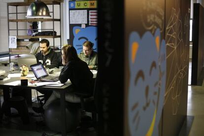 Varios jóvenes en la academia Wayra de Madrid.