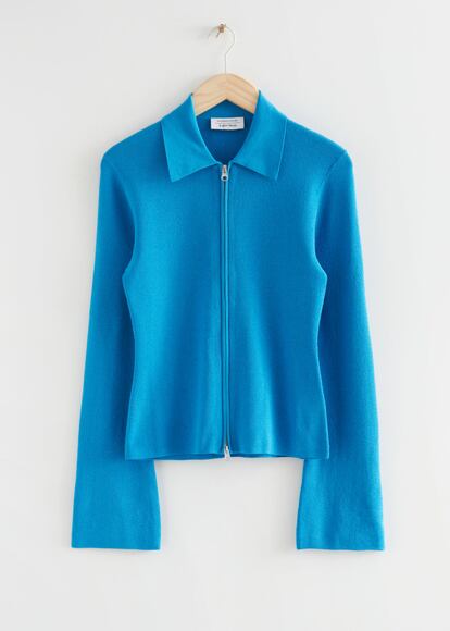 Esta chaqueta en azul pitufo de punto, con cremallera es el híbrido perfecto entre el estilo deportivo y el minimalista. La encontrarás en &Other Stories.

79€