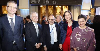 El gobernador del Banco de España, Pablo Hernández de Cos; el presidente de la CNMV, Sebastián Albella; el CEO de Estudio de Comunicación y presidente del consejo rector del Spain Investors Day, Benito Berceruelo; la ministra de Industria, Comercio y Turismo, Reyes Maroto, y la ministra de Exteriores, Arancha González Laya.