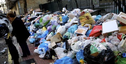 Basura acumulada en una calle de Parla en una de las tres huelgas que la concesionaria del servicio ha realizado desde diciembre.