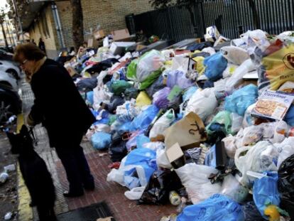 Basura acumulada en una calle de Parla en una de las tres huelgas que la concesionaria del servicio ha realizado desde diciembre.