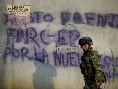 Un soldado pasa junto a un graffiti alusivo a las FARC en Caloto, en el departamento del Cauca.