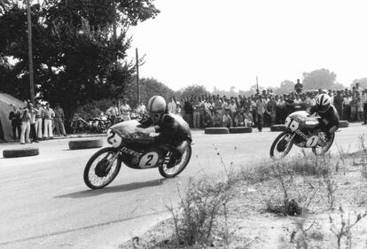 Repsol debuta en las motos. Juan Parés (2) y Ángel Nieto, pilotos oficiales de Derbi, persiguen en Brno (República Checa) al insólito ganador, Barry Sheene.