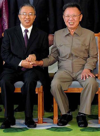 Kim Jong Il y Dai Bingguo, durante una reunión en Pyongyang en septiembre de 2009.