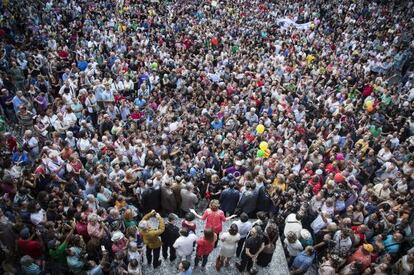 Colau davant la multitud a la plaça de Sant Jaume.