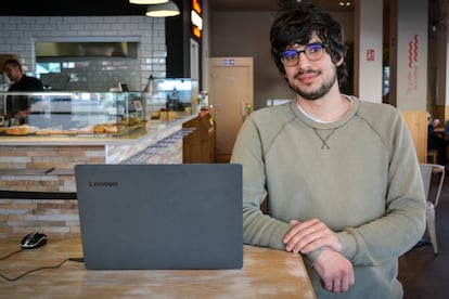 Javier Campoy, usuario de los videojuegos, en una cafetería de Montecarmelo (Madrid), el 1 de febrero de 2024.