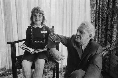 El escritor Stephen Spender, con la niña Laurel Willcox, escogida poeta juvenil del año 1974 en el Reino Unido.