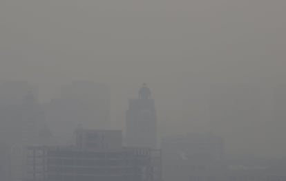 La mitad de los vehículos particulares de Pekín y el 30 por ciento de los vehículos del gobierno no podrán circular a partir del martes 8 de diciembre, debido a la alerta naranja por contaminación declarada en la capital china.