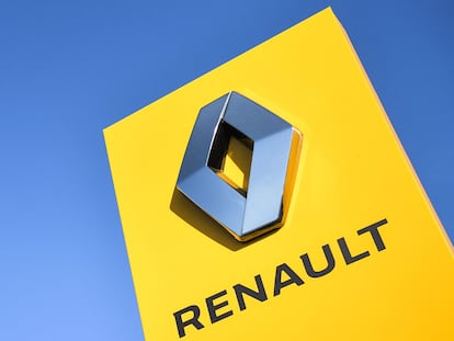 El logotipo de Renault a las puertas de la fábrica del grupo en Ravenay, en Francia.