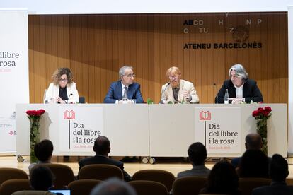 El presidente del gremio de editores de Cataluña, Patrici Tixis (2i); la consellera cultura, Sònia Hernàndez (i); el presidente del gremi llibreters, Eric del Arco (2d) y el regidor de Cultura, Francesc Xavier Marcè (d) durante la presentación de las novedades y perspectivas de la Diada de Sant Jordi de este año.