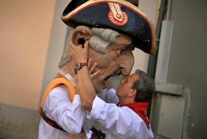 Un hombre ayuda a vestirse a un 'Kiliki' uno de los personajes principales de la fiesta de San Fermín, el 8 de julio de 2016.