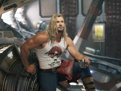 Chris Hemsworth having a coffee with the most casual pose possible in a frame from ‘Thor: Love & Thunder’ (2022).
