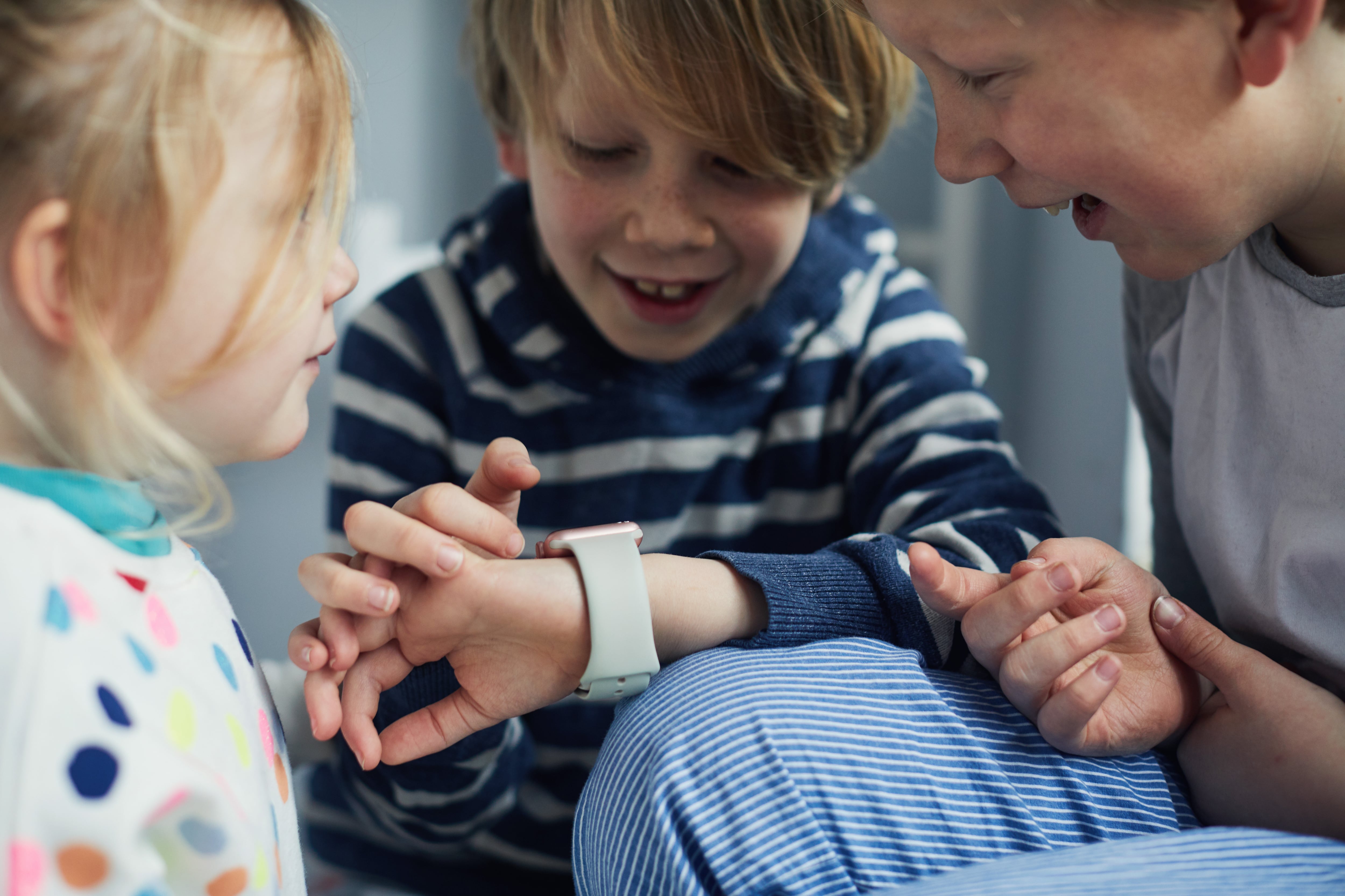 Un reloj que permite llamadas, un ‘dumbphone’ y otras alternativas para retrasar la llegada del primer móvil inteligente