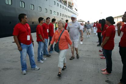 En 2010, la ciudad recibió 244 cruceros. El Veendam es el primer barco de una de las grandes líneas comerciales que llega este año.