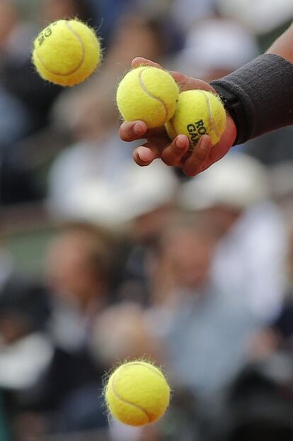 Rafael Nadal elige bola durante el encuentro con Nicolás Almagro.