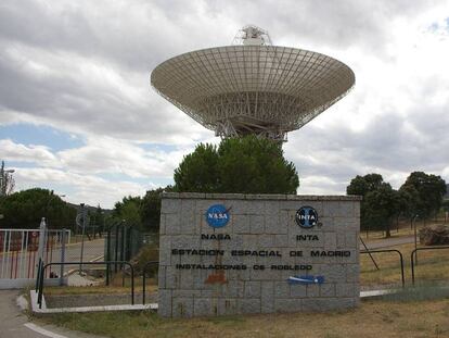 Entrada al Complejo de Comunicaciones del Espacio Profundo de Madrid. Al fondo, una de las antenas.