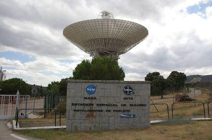 Entrada al Complejo de Comunicaciones del Espacio Profundo de Madrid. Al fondo, una de las antenas.