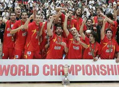 La selección española, con la copa obtenida tras vencer a Grecia por un contundente 70-47 en la final del Campeonato del Mundo, el 3 de septiembre.