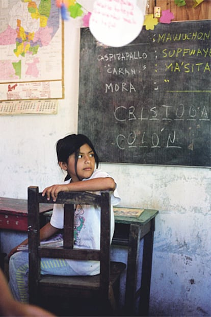 Una niña wichi, en la escuela aprendiendo castellano y quién era Cristóbal Colón.