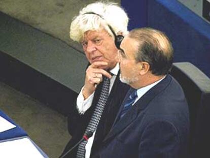 Duisenberg (izquierda), ayer en el Parlamento Europeo junto al comisario Pedro Solbes.