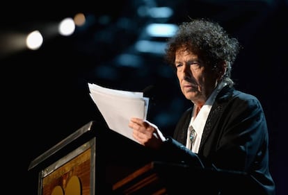Bob Dylan lee su discurso en la ceremonia de MusiCares en febrero de 2015.