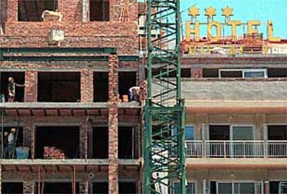 Un grupo de trabajadores, durante la obra de un hotel de Benalmádena.