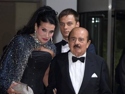 Adnan Khashoggi junto a su mujer Lamia, en la gala de la Cruz Roja de Montecarlo en julio de 2016.