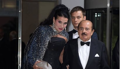 Adnan Khashoggi junto a su mujer Lamia, en la gala de la Cruz Roja de Montecarlo en julio de 2016.