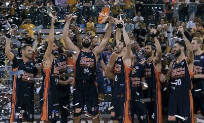 El Valencia Basket celebra la Supercopa. 