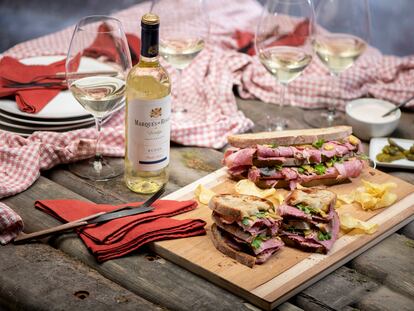 Una sugerencia de cena veraniega. Sandwich de pastrami, con Marqués de Riscal Verdejo 100% Organic.