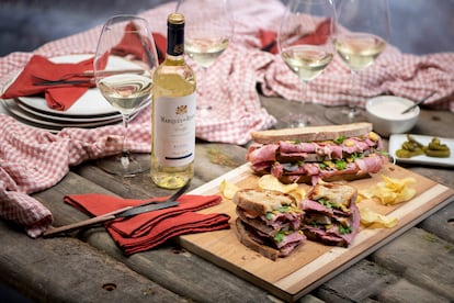 Una sugerencia de cena veraniega. Sandwich de pastrami, con Marqués de Riscal Verdejo 100% Organic.