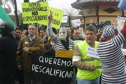 Un grupo de propietarios de VPO protestó el pasado 28 de febrero ante el teatro de La Maestranza.