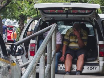 Presos são algemados em veículos policiais por falta de vaga em presídios.
