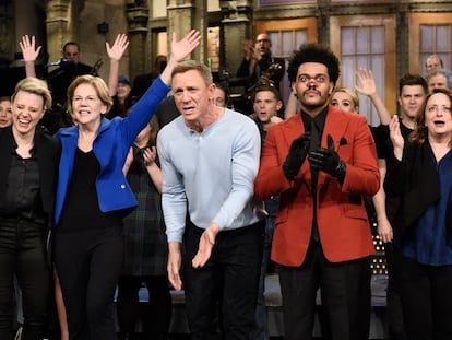 Daniel Craig, Elizabeth Warren y el reparto de 'Saturday Night Live', en el último episodio antes de la suspensión del programa.