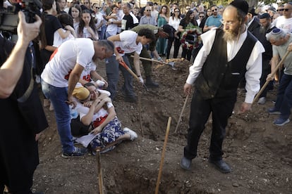 Familiares y amigos asisten al funeral de los miembros de la familia Sharabi, que murieron en el ataque al kibutz Be'eri, este miércoles, en el cementerio Kfar Harif (Israel).