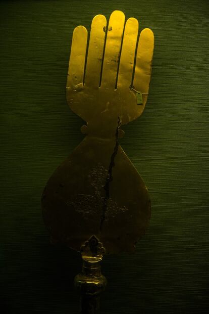La mano de Abbas, hermano de Husein, uno de los símbolos del chiismo.