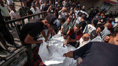 Los cuerpos de los muertos tras los ataques israelíes contra el campo de refugiados de Maghazi, en el centro de Gaza, este martes.